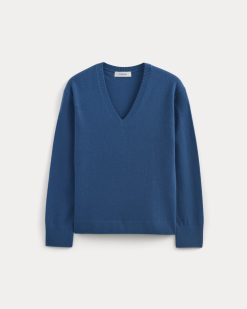 Alternative view of The Classic V in Cashmere | Classic Blue