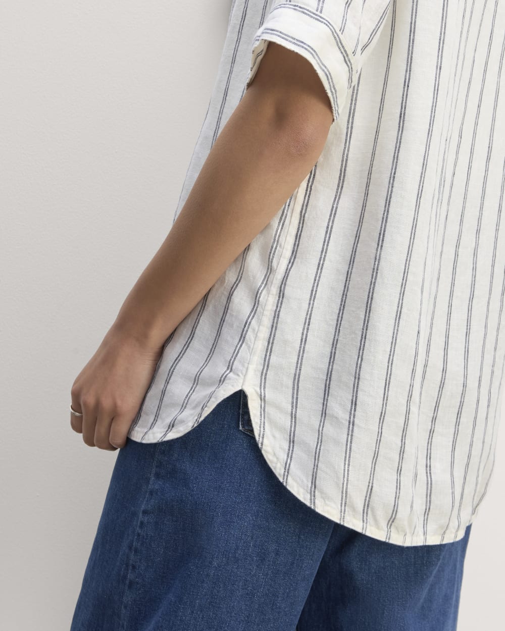 The Bib Shirt in Linen | Bone/Navy - Image 4