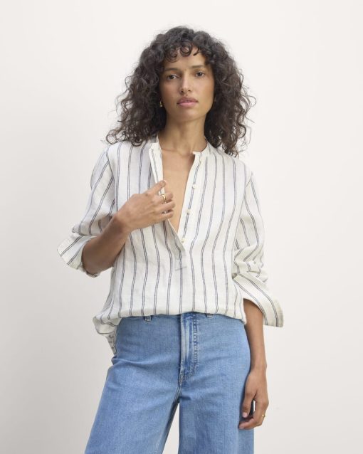 The Henley Shirt in Linen | Bone/Navy