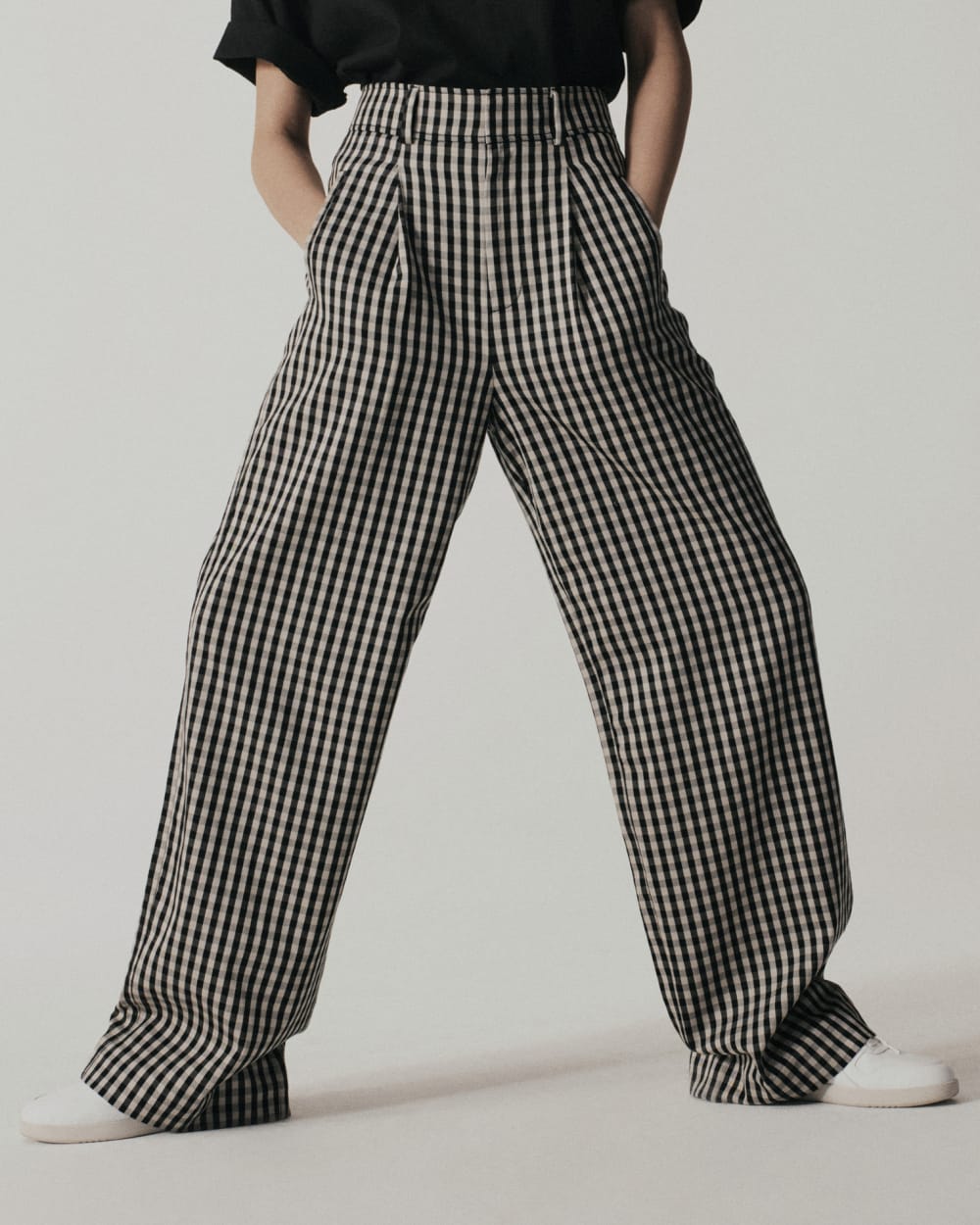 The Draper Pleated Pant in Buttersmooth | Khaki / Black | 32 Inseam - Image 4