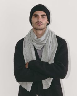 Alternative view of The Cashmere Scarf | Light Heather Grey