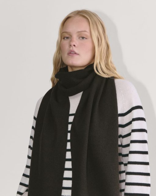 Alternative view of The Cabin Scarf | Black